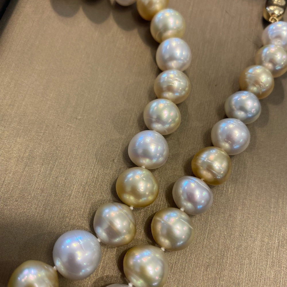 South Sea white and golden near round Pearl necklace with 14K Solid Gold Clasp - Picture 5 of 8
